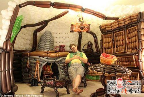 美國男子用2600個氣球打造洞穴住宅 家居擺設一應俱全
