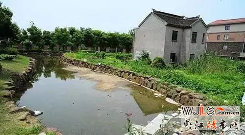 吳江瑞景國(guó)際一釘子戶被別墅包圍 “堅(jiān)挺”兩年仍未拆!