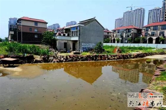 吳江瑞景國(guó)際一釘子戶被別墅包圍 “堅(jiān)挺”兩年仍未拆!