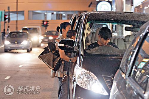 組圖：袁詠儀夫婦吃小炒 愛(ài)子如命謹(jǐn)防被偷拍