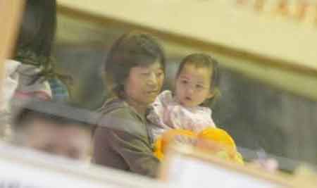 李亞鵬力護愛女連擊3記者