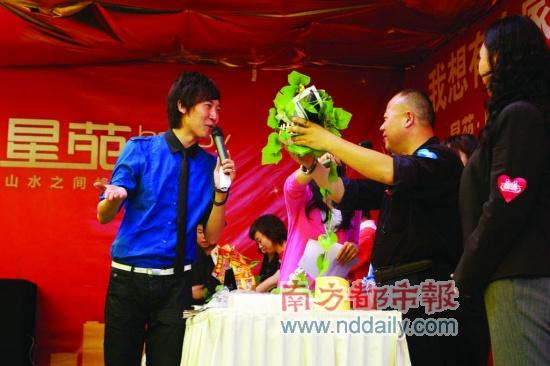　　售樓現(xiàn)場(chǎng)辦的情人節(jié)“交友派對(duì)”吸引了很多人氣。魏終超攝
